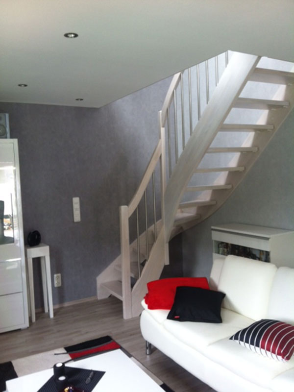 Holztreppe weiß gebeizt