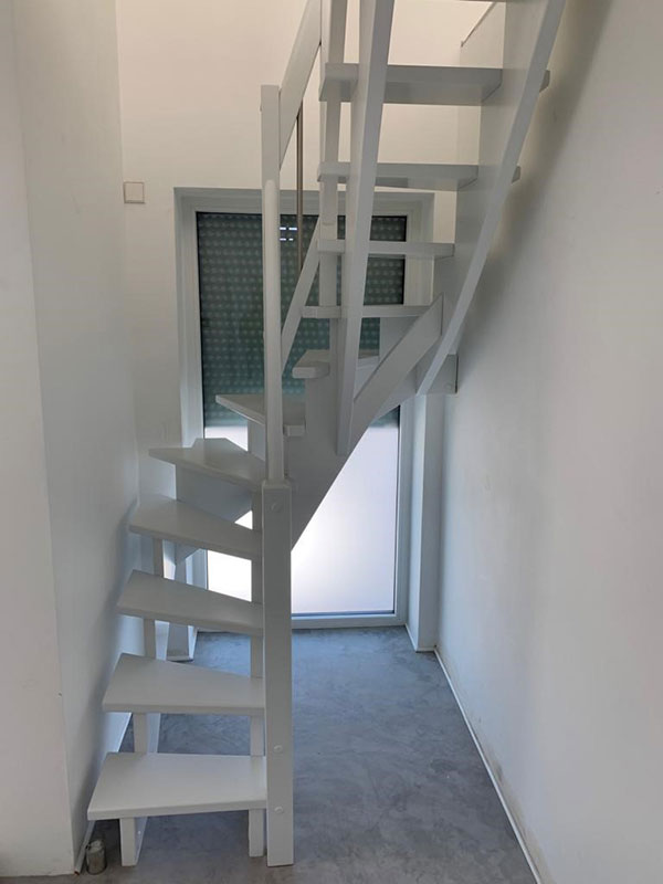 Holztreppe aufgesattelt halb gewendelt