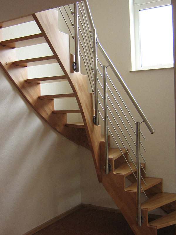 Aufgesattelte Treppe viertelgewendelt
