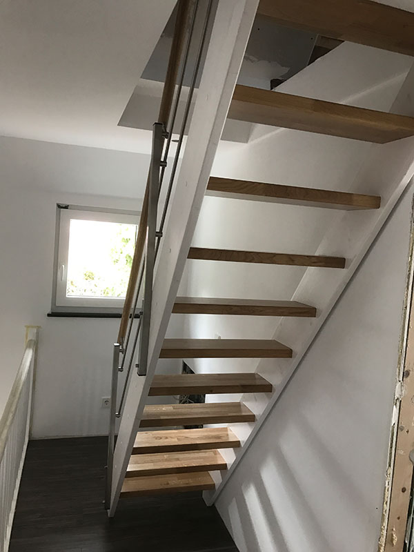 Eingestemmte Treppe mit Eichenstufen
