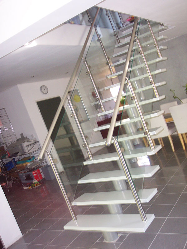 Mittelholmtreppe mit Glasgeländer