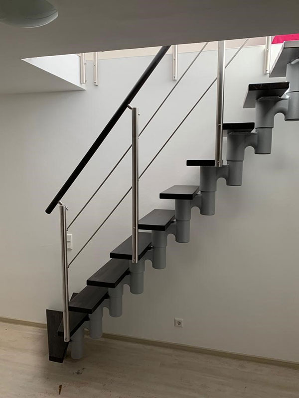 Mittelholmtreppe mit gebeizten Stufen