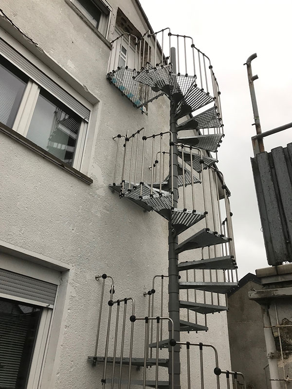 Spindeltreppe mit Bügelgeländer