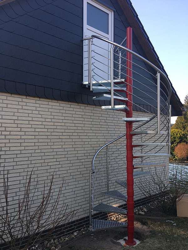 Spindeltreppe mit Edelstahlgeländer