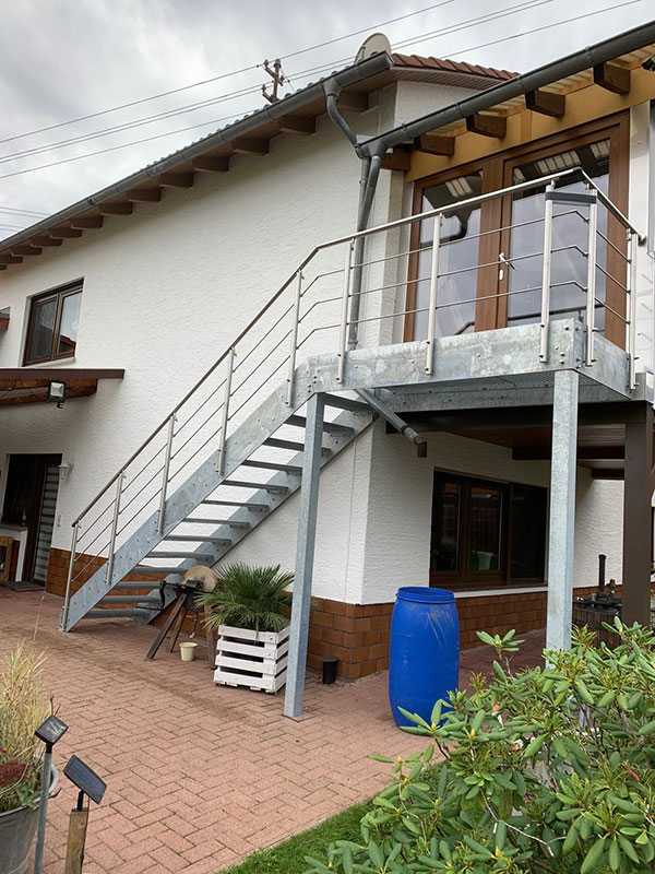 Stahlwangentreppe mit Austrittspodest