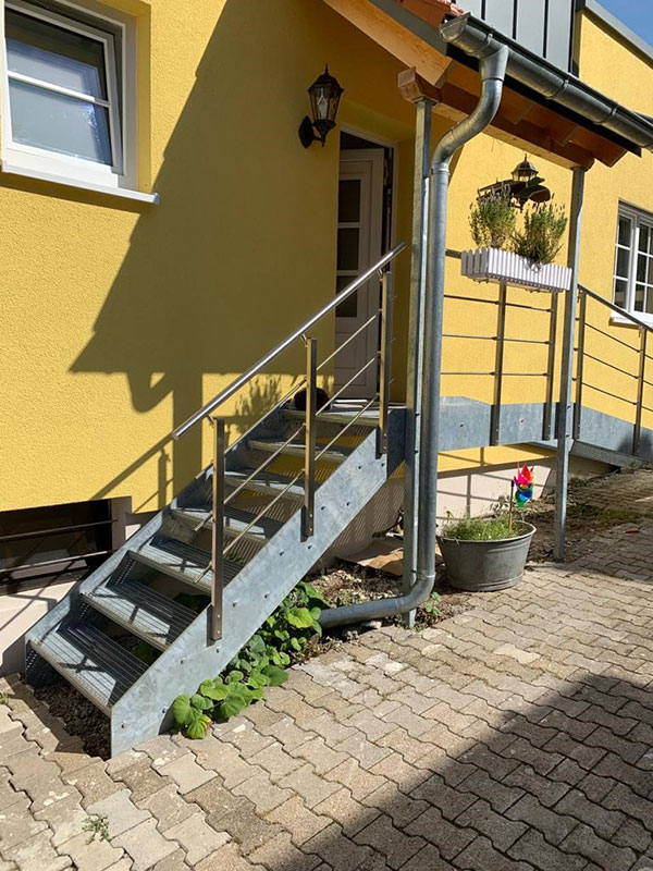 Stahlwangentreppe mit Gitterroststufen