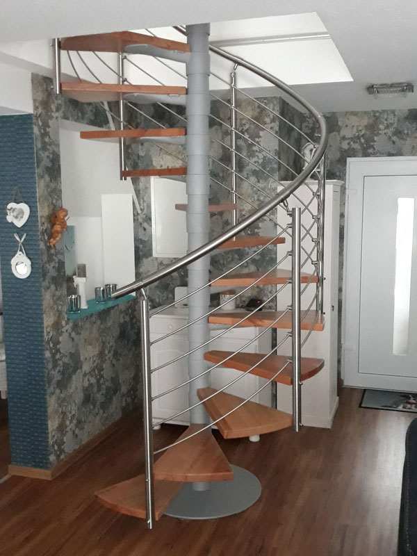 Spindeltreppe mit Holzstufen