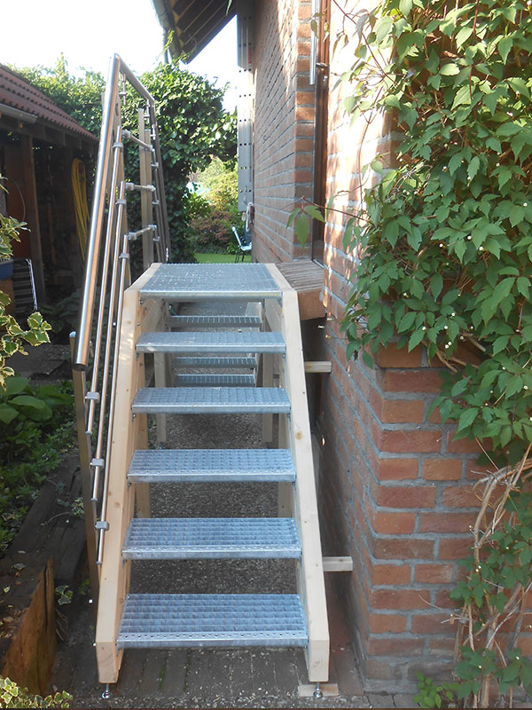 Holztreppe mit Edelstahlgeländer