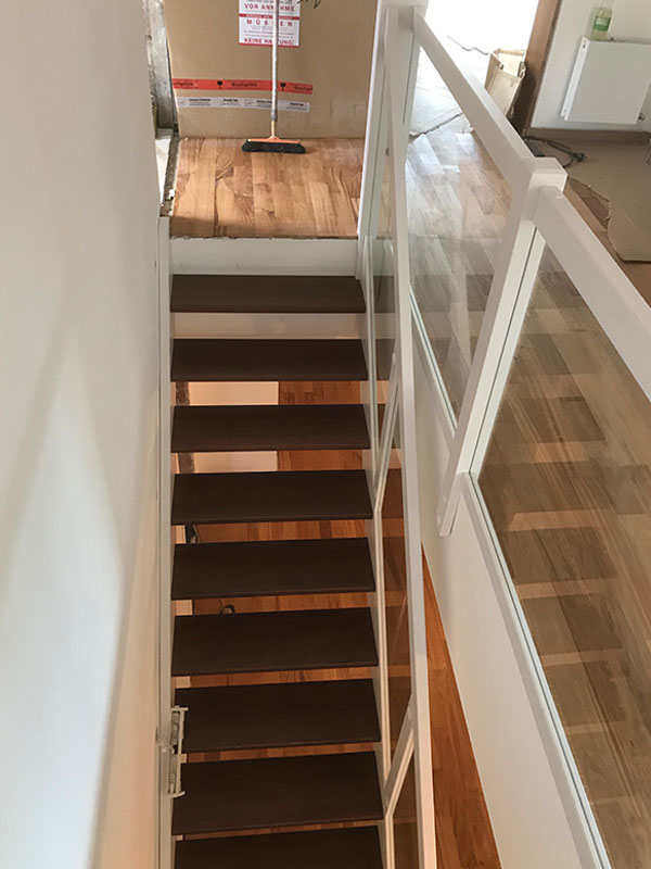 Holztreppe mit Glasgeländer