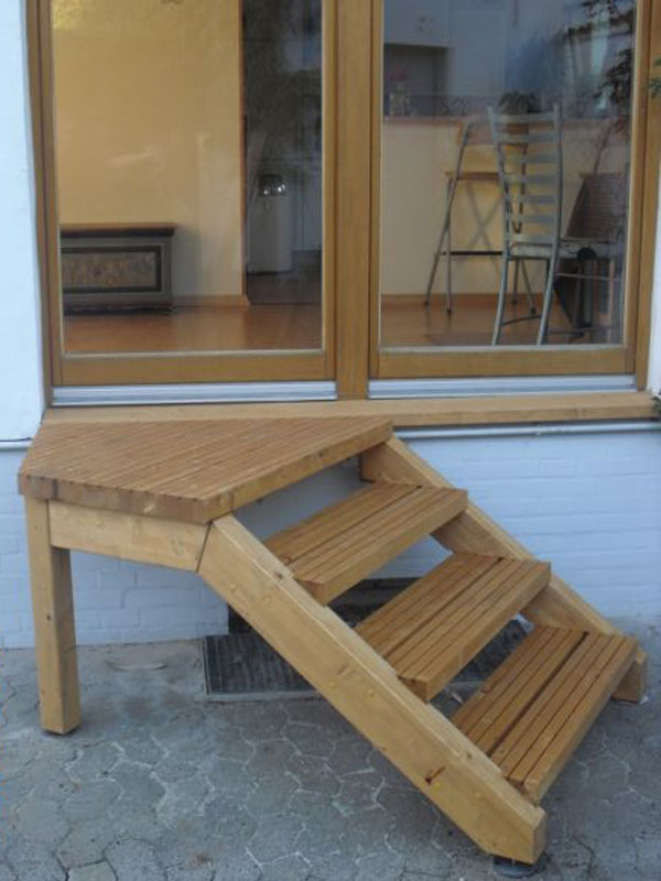 Holztreppe ohne Geländer